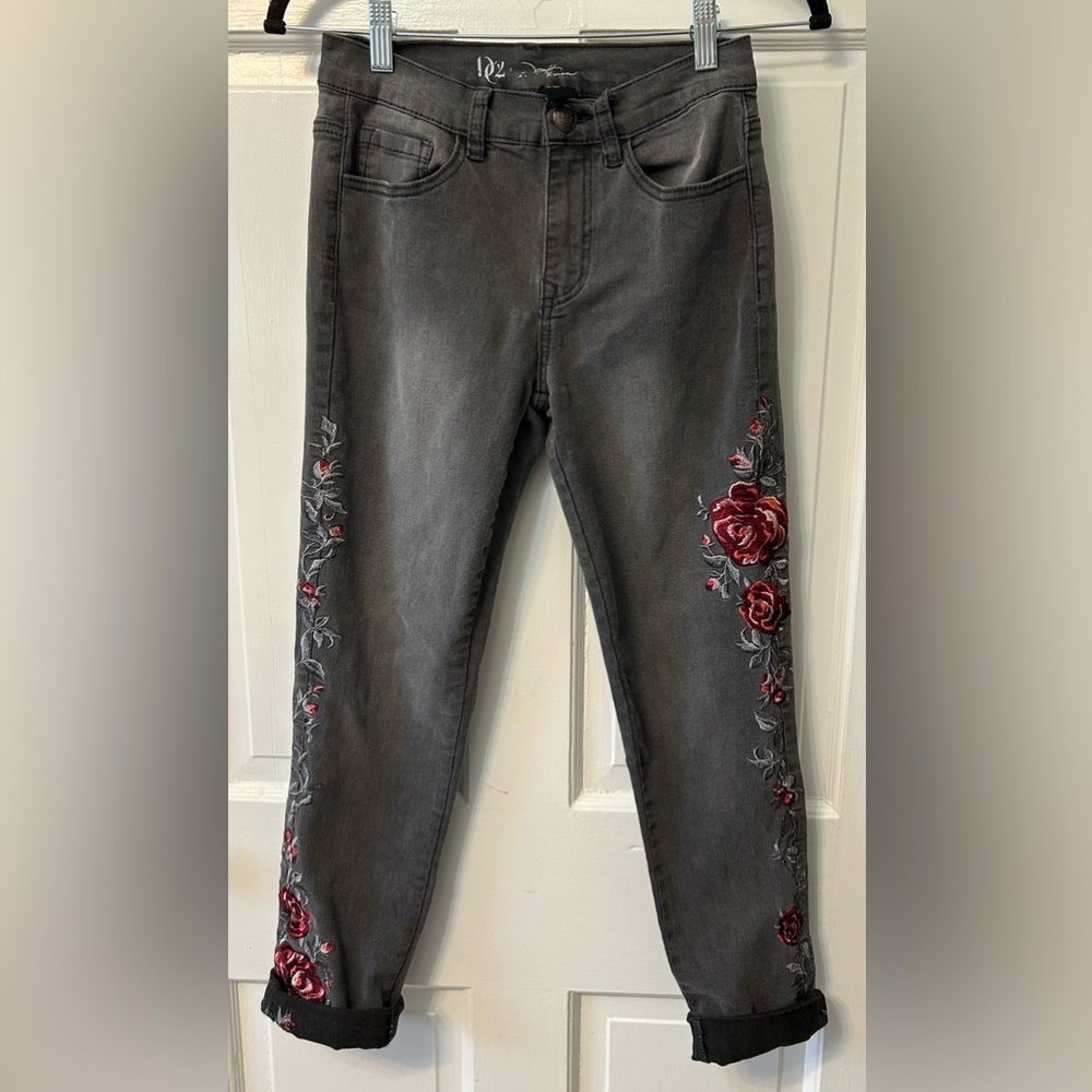DG2 Embroidered Gray Straight Jeans with Gorgeous Red Floral Design Sz 2